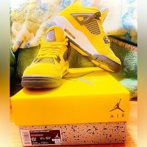 I’m selling a pair of air jordan 4 retro lightings